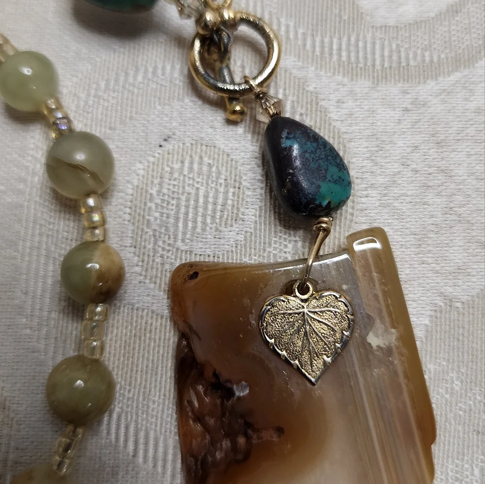 VINTAGE 70'S GEMSTONE BEADED NECKLACE WITH AGATE SLICE PENDANT
